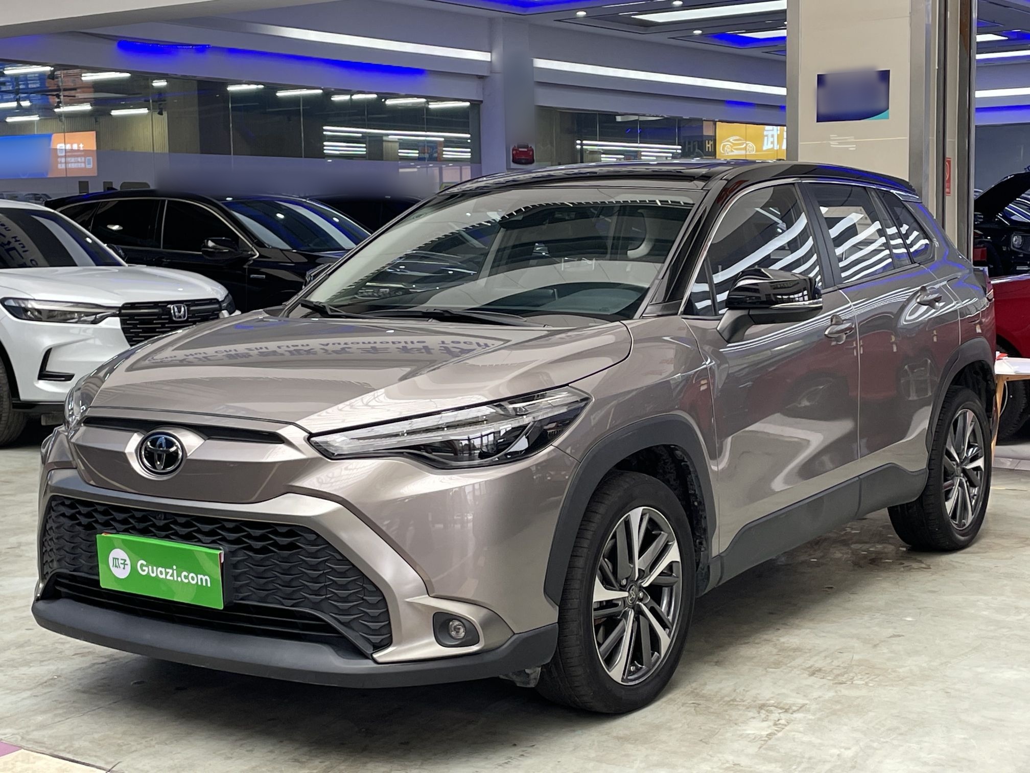 تحت مقدمة السيارة