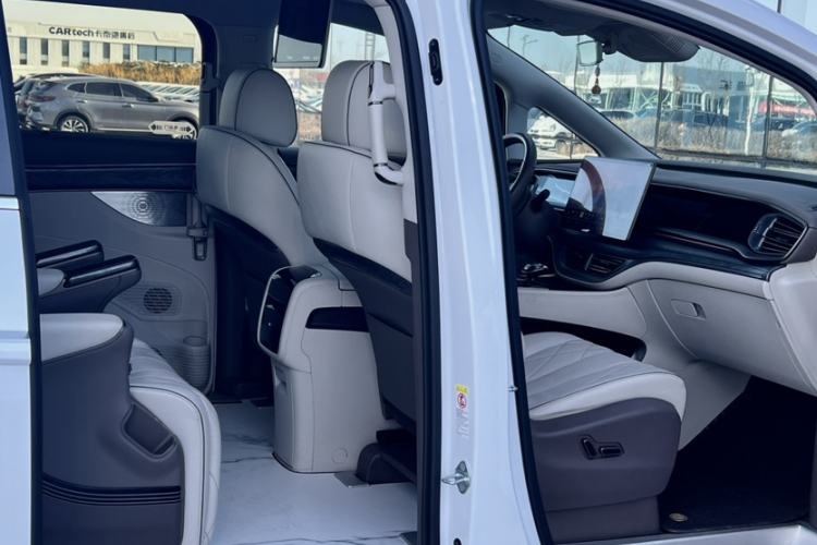 Used Denza D9 2022 DM-i 1040 Prestige Model