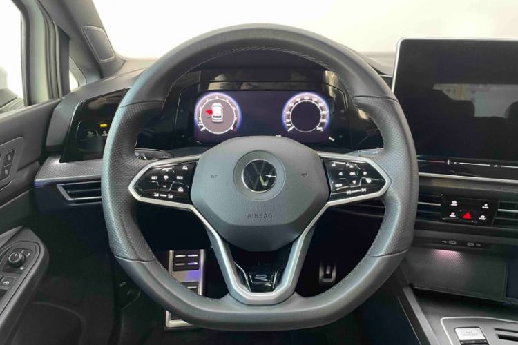 Used Volkswagen Golf 2025 300TSI R-Line
