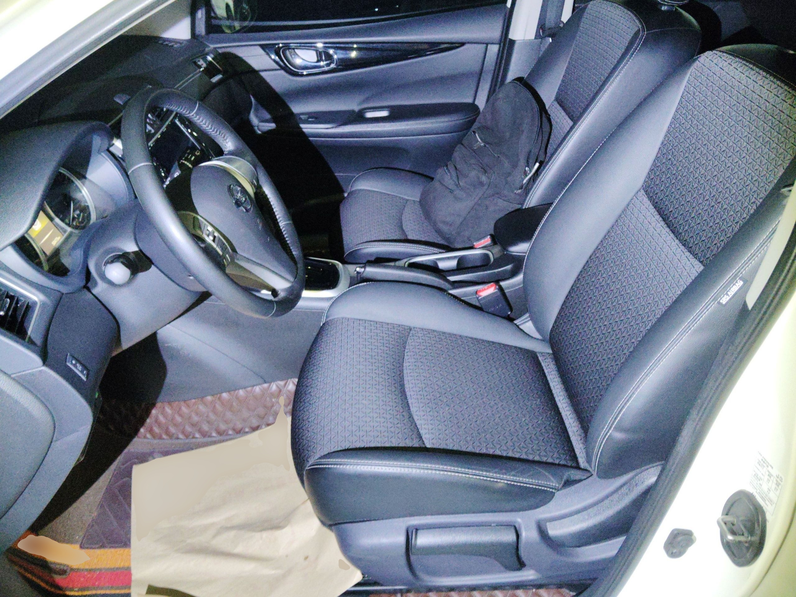 المقاعد الأمامية داخل السيارة