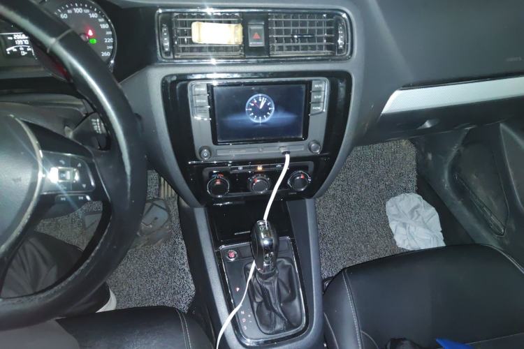 Used Volkswagen Sagitar 2017 1.6L Automatic Comfort Model Audio And AC Panel