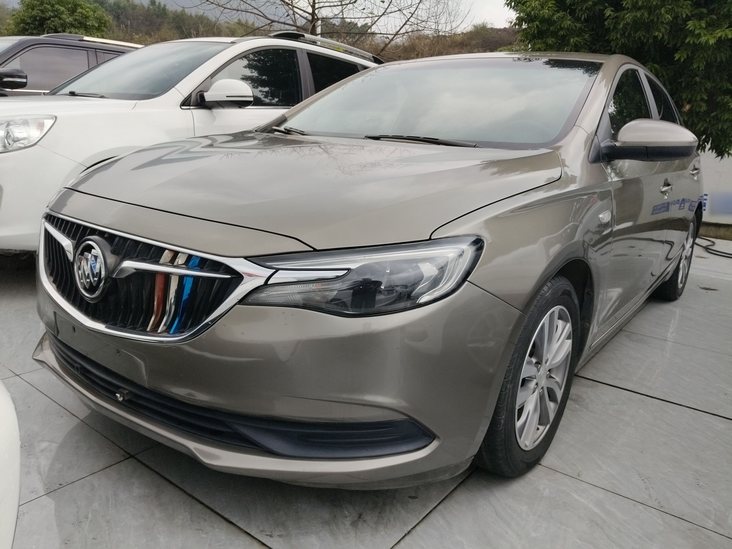 Под передней частью автомобиля