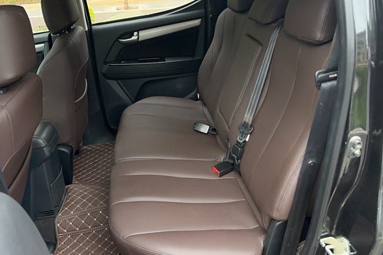 Used Isuzu D-MAX 2018 2.5T Four-Wheel Drive Base Version JE4D25Q5A
