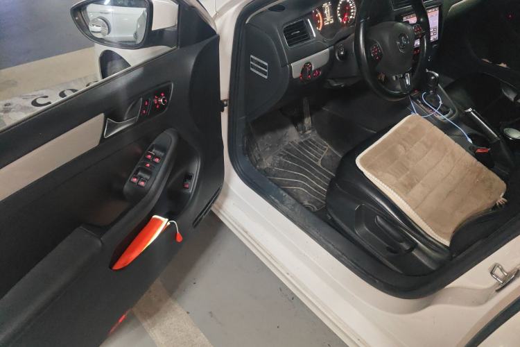 Used Volkswagen Sagitar 2012 1.4TSI Automatic Luxury Edition Driver Seat