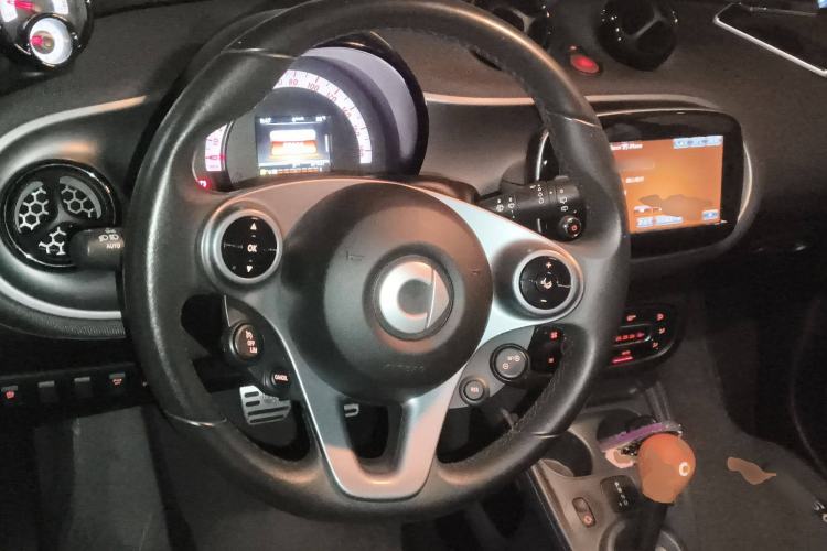 Used smart fortwo 2018 0.9T 66 kW Hardtop Sharp Edition China V Steering Wheel