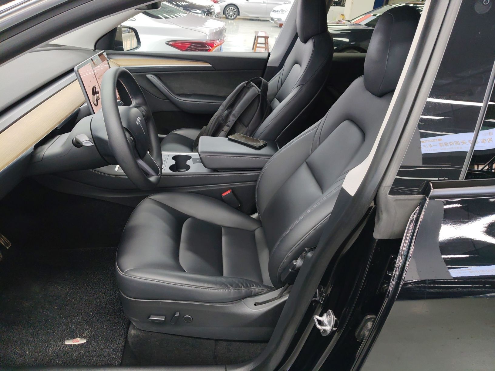 المقاعد الأمامية داخل السيارة