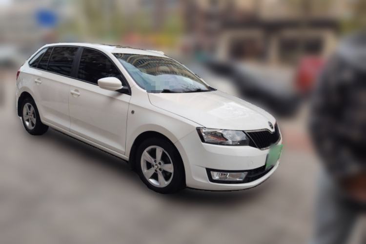 Used Skoda Rapid Spaceback 2014 1.6L Automatic Enjoyment Edition Front Right 45 Deg