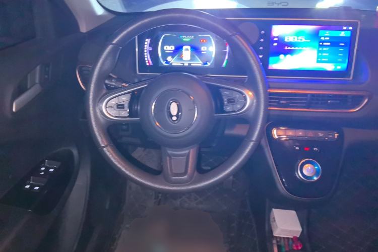 Used ORA White Cat 2022 Upgraded Model 305km Range Luxury Version Lithium-Ion Battery
