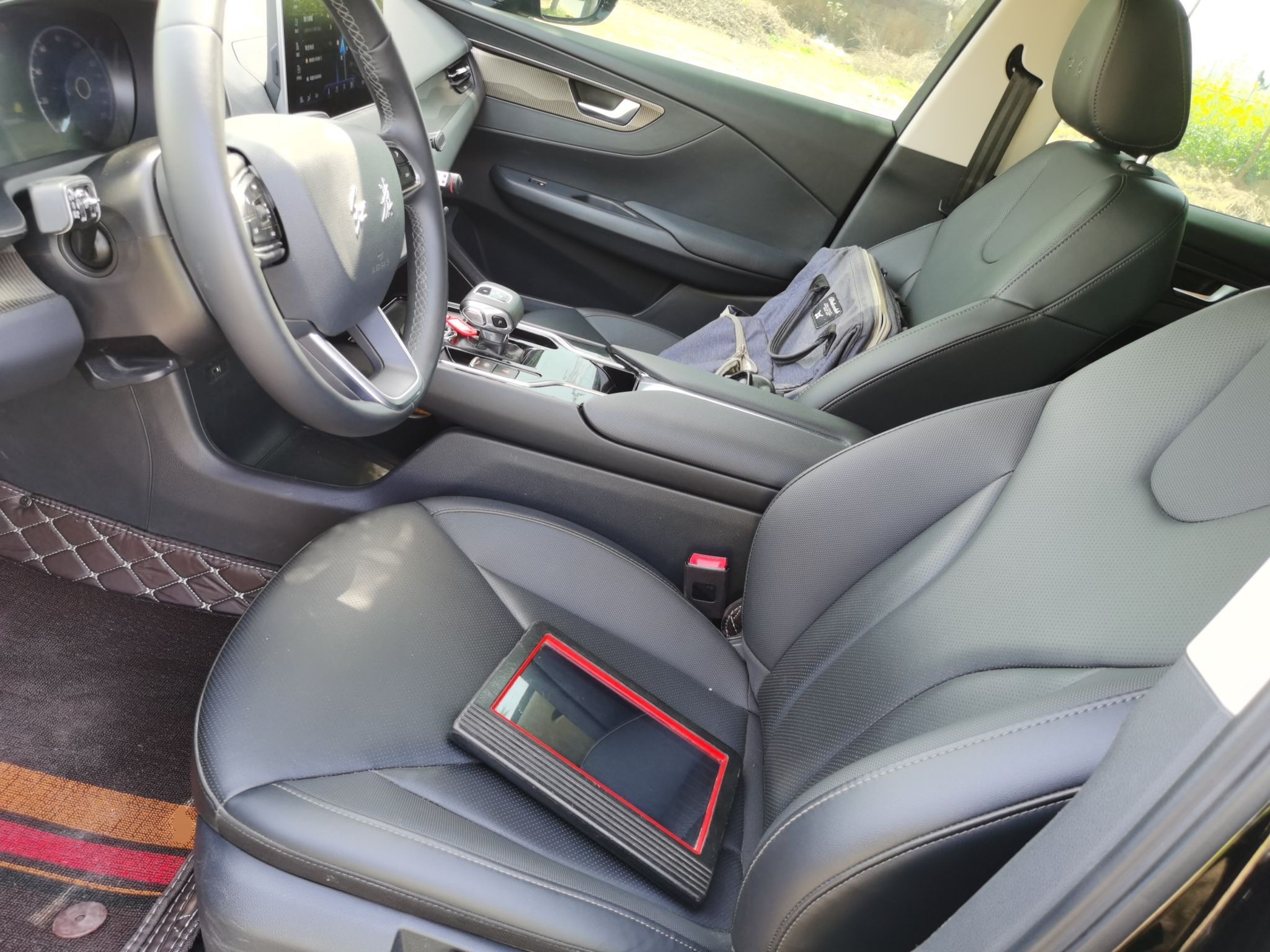 المقاعد الأمامية داخل السيارة