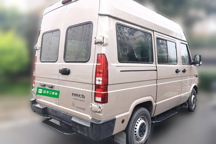 Used Iveco Daily 2023 2.5T A35M1 Short Wheelbase Mid-Height Single-Tire Side-Sliding Door 5–9 Seats