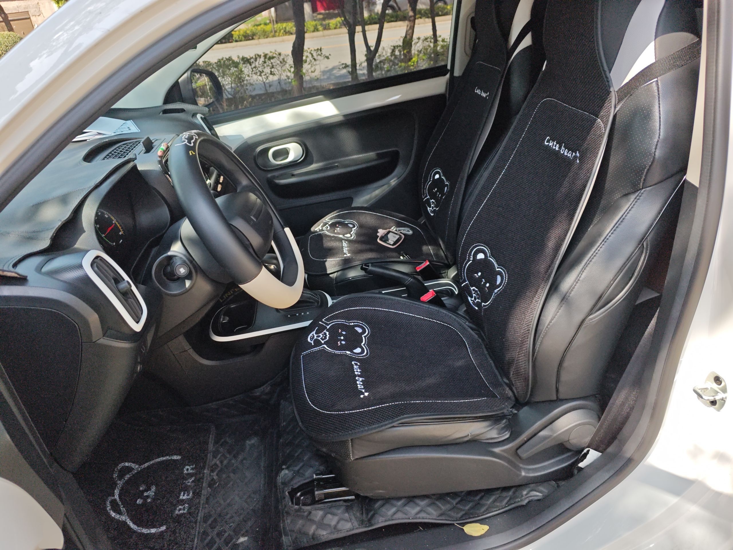 المقاعد الأمامية داخل السيارة