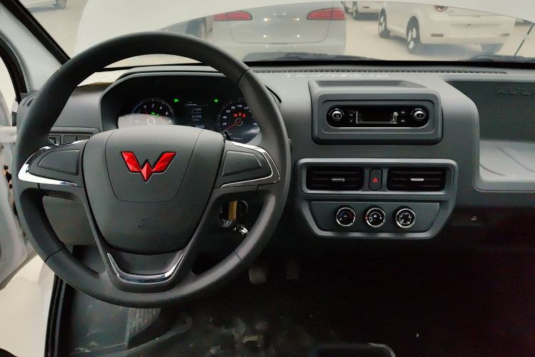 Used Wuling Yangguang 2024 300KM Comfort Version Passenger Van 75kW