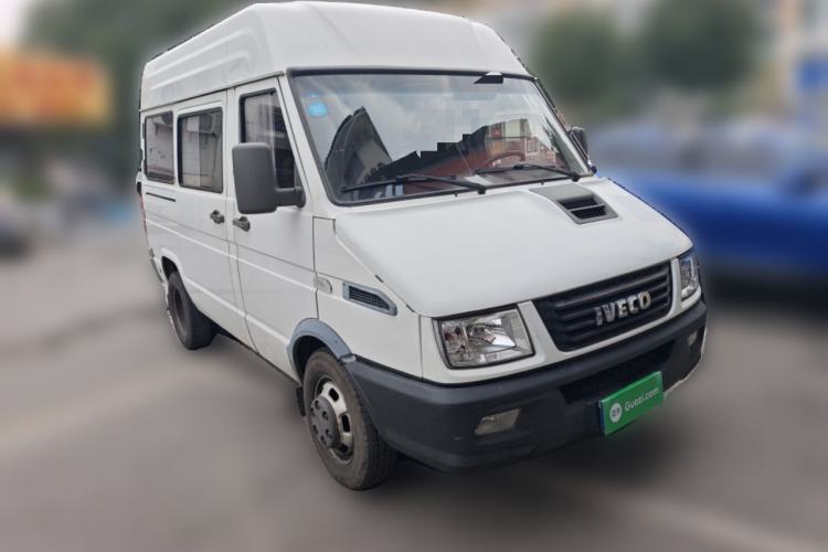 Used Iveco Daily 2020 2.5T A35 Passenger Van with Dual Tires Mid-Roof Design 5-9 Seater China V Emission Standard