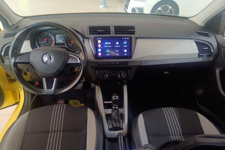 Used Skoda Fabia 2015 1.6L Automatic Sport Edition Center Console