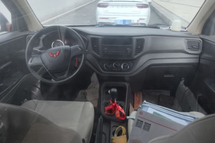 Used Wuling Hongguang V 2022 1.5L Jingqu Edition Enclosed-Window Vehicle with Hydraulic Power Steering LAR Center Console