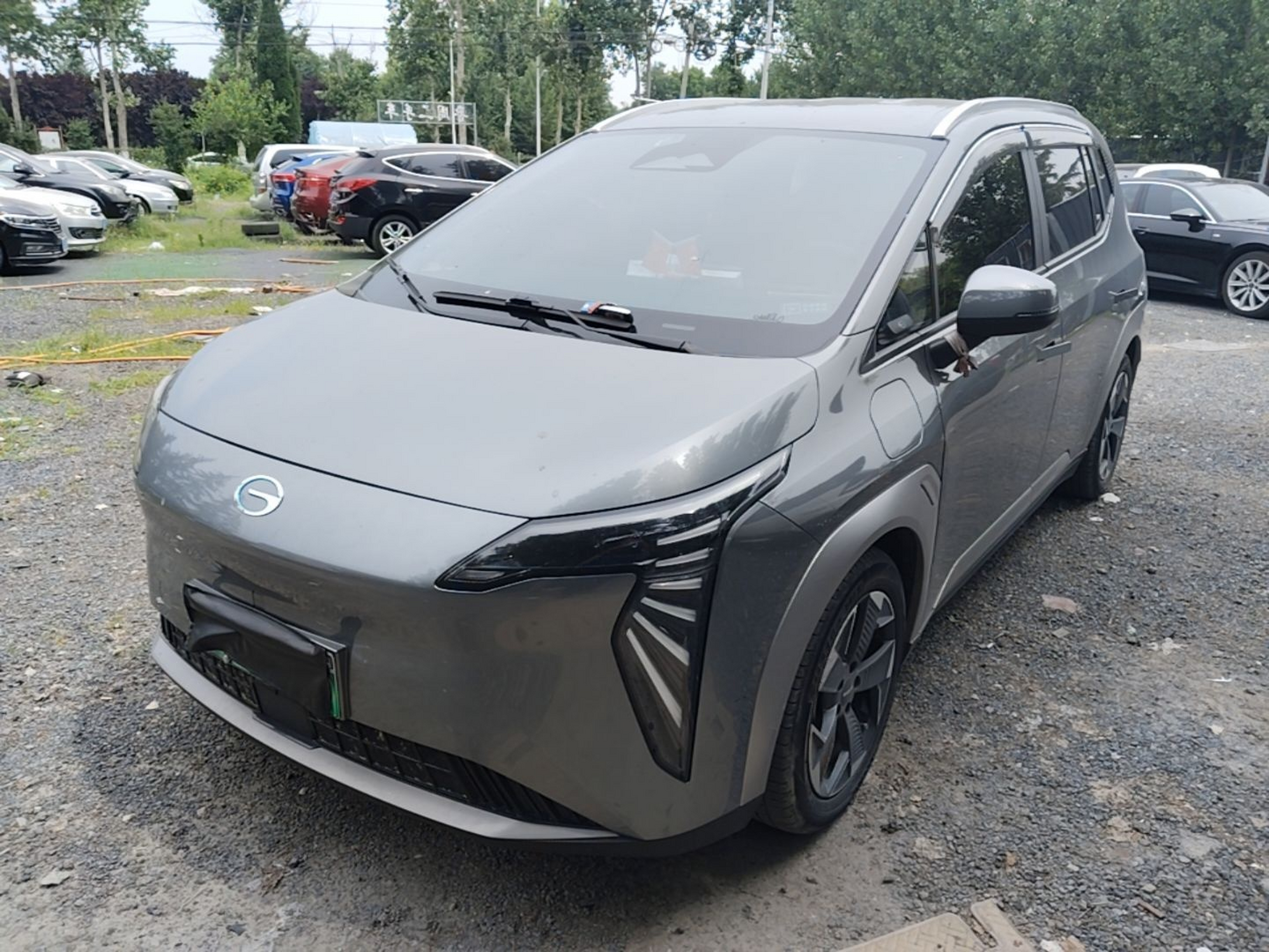 Под передней частью автомобиля