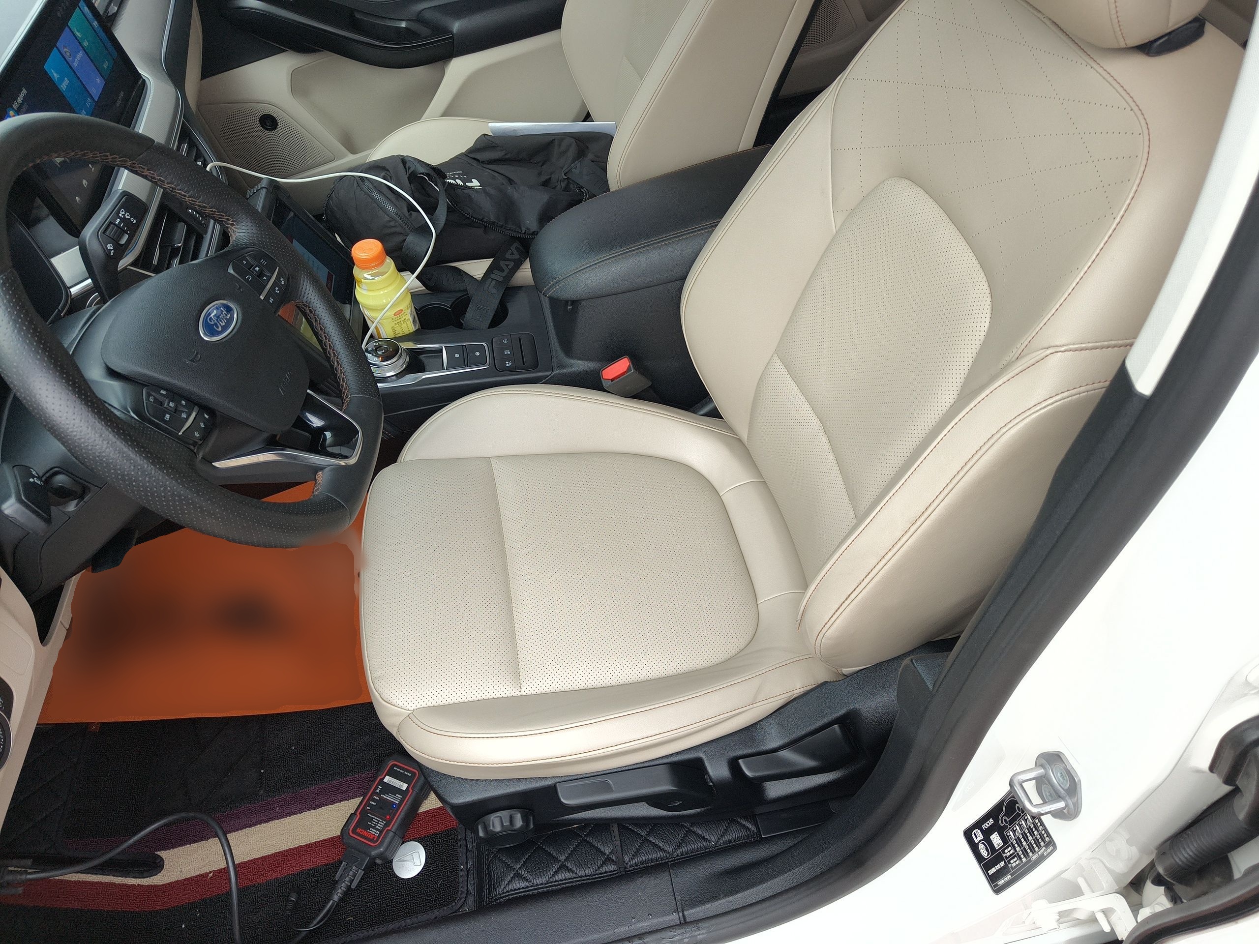 المقاعد الأمامية داخل السيارة