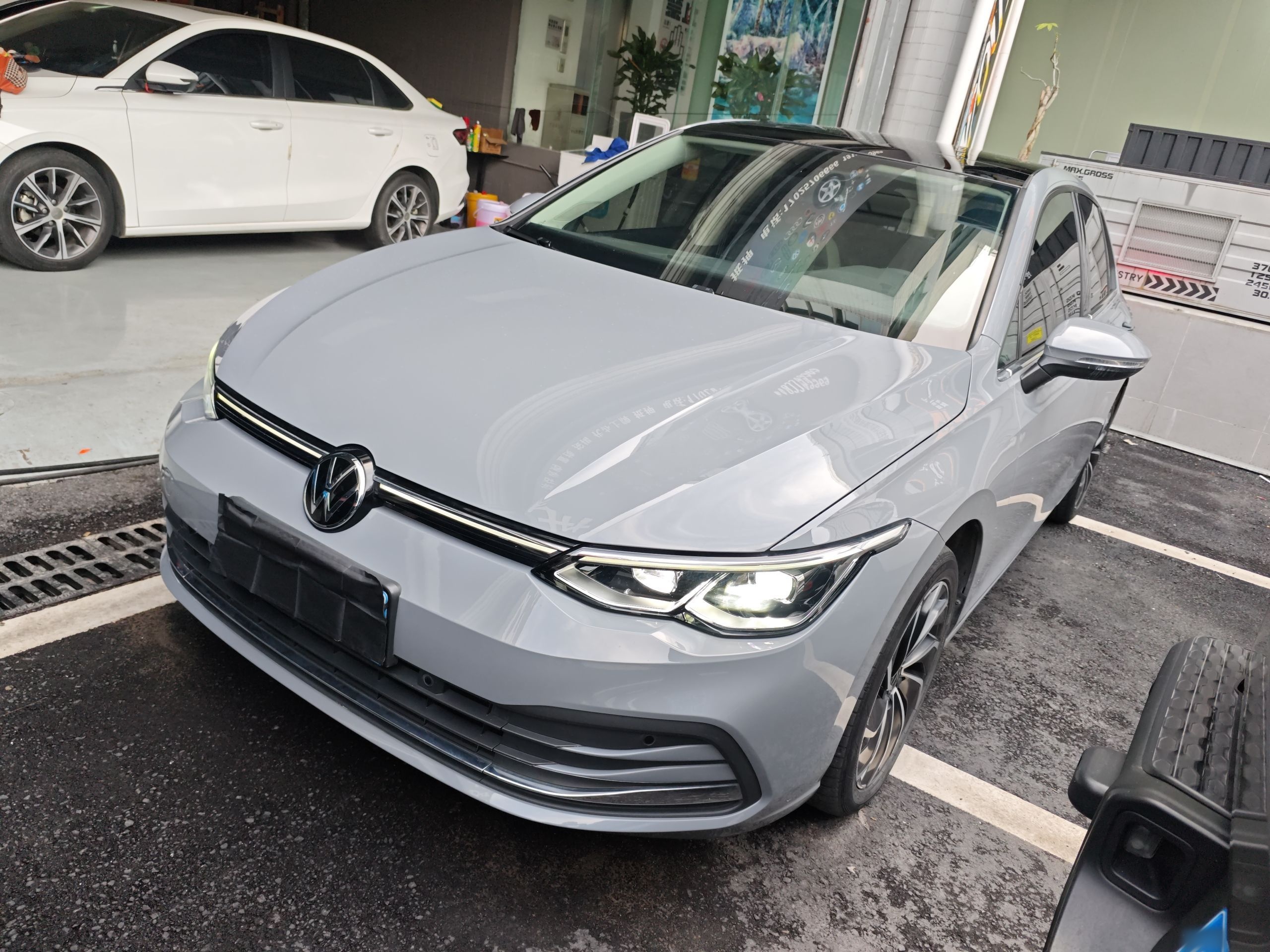 تحت مقدمة السيارة