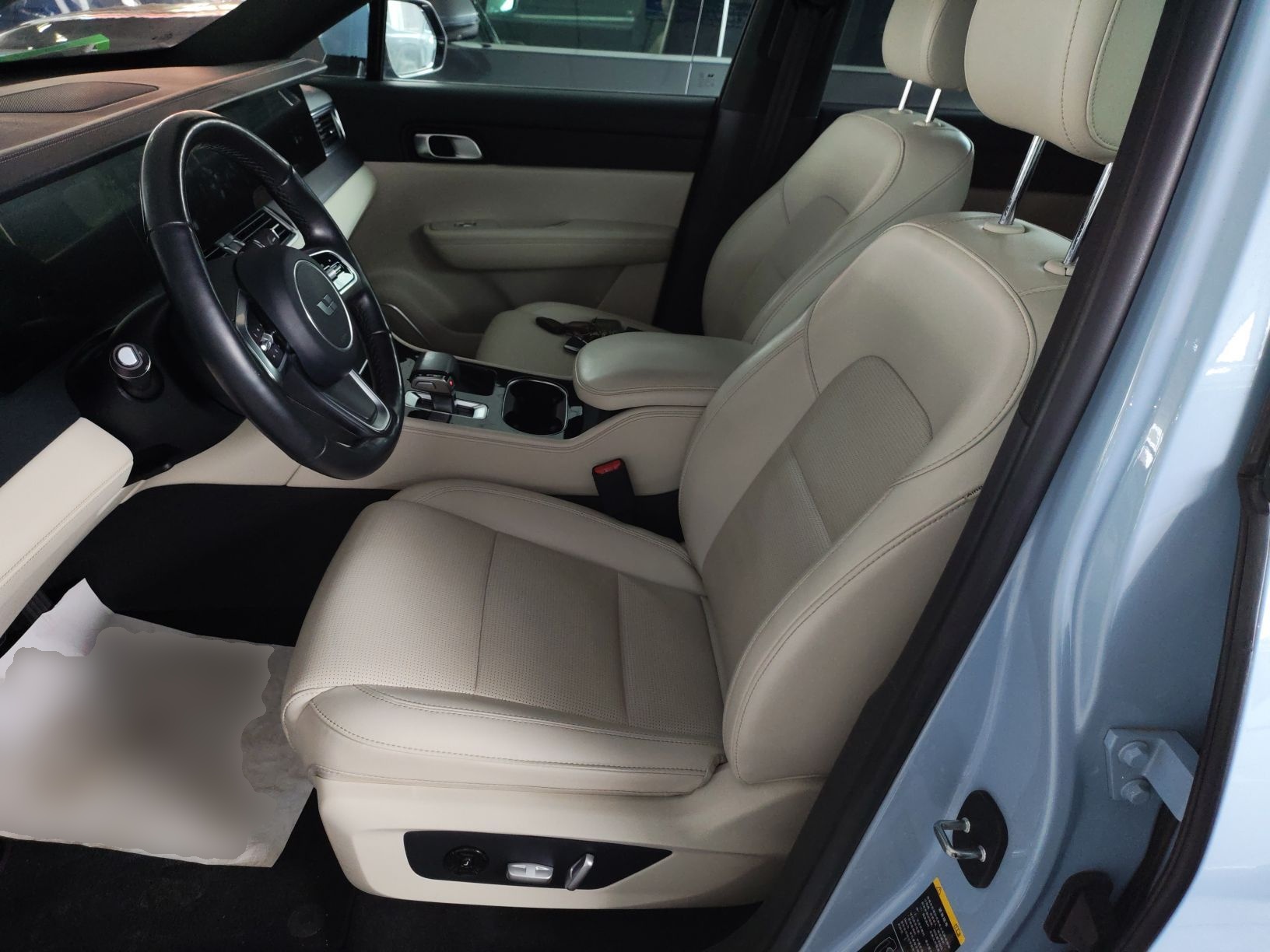 المقاعد الأمامية داخل السيارة