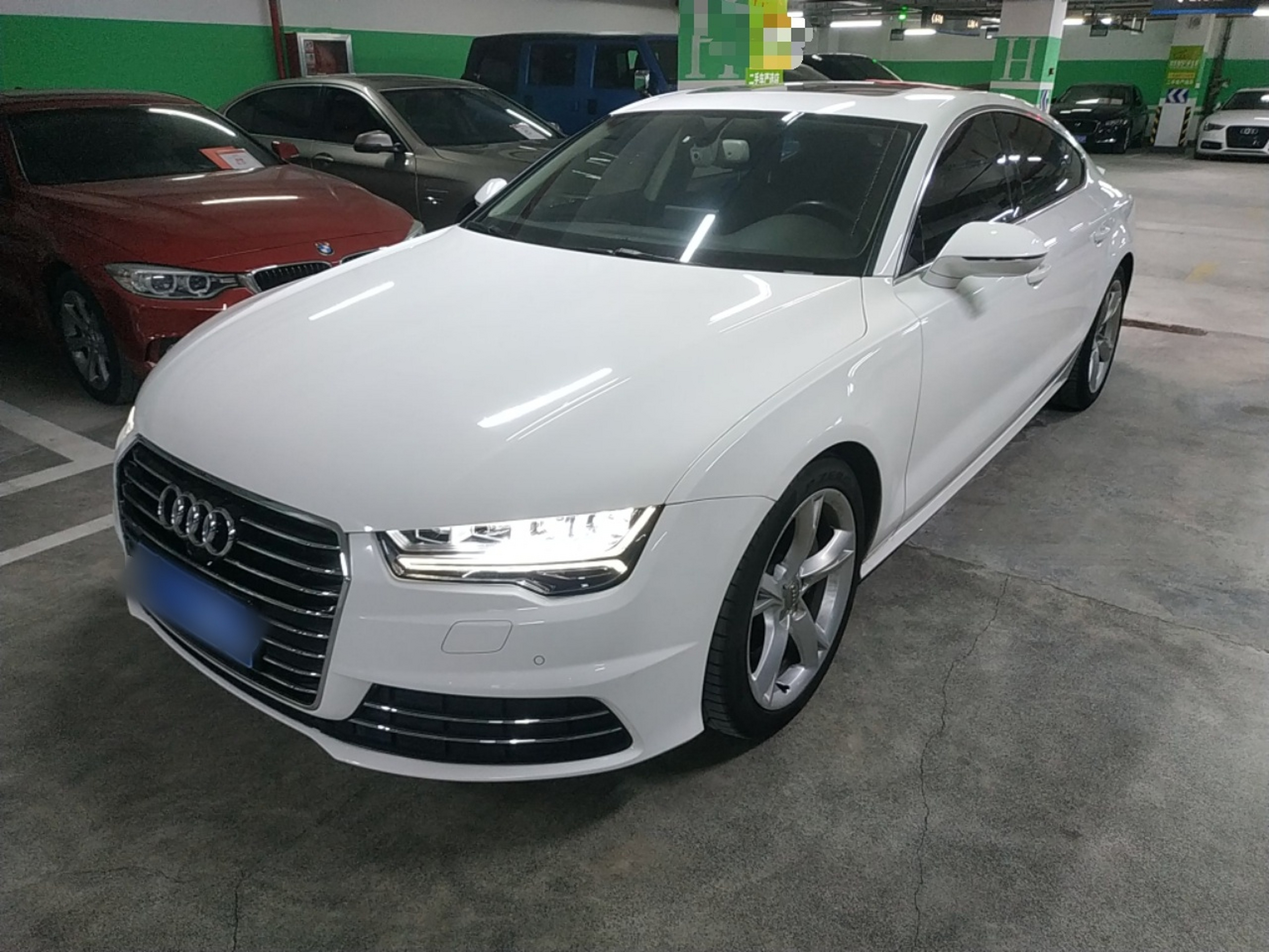 تحت مقدمة السيارة