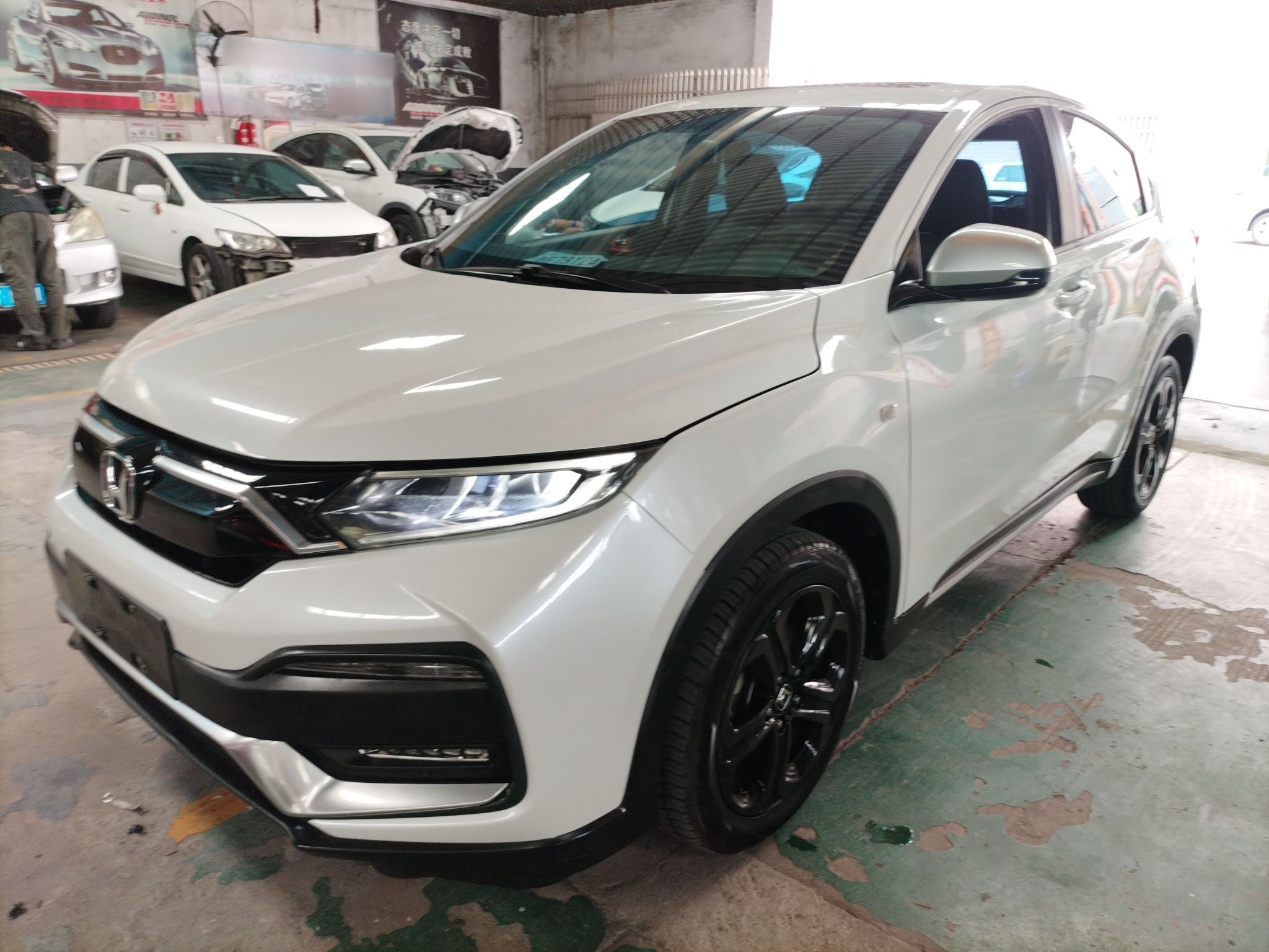 تحت مقدمة السيارة