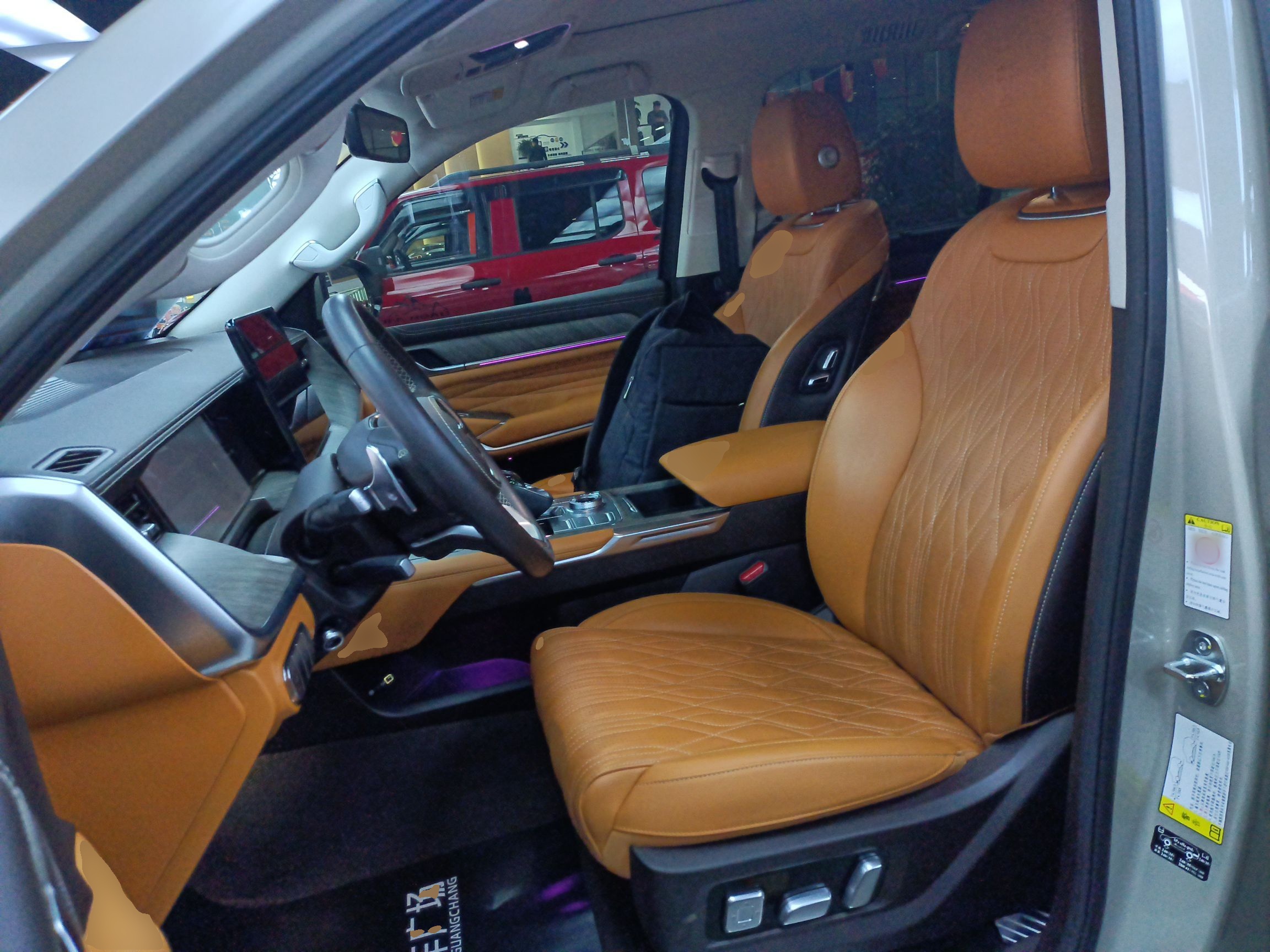 المقاعد الأمامية داخل السيارة