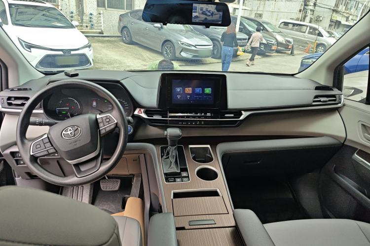 Used Toyota Granvia 2023 2.5L Hybrid Luxury Edition