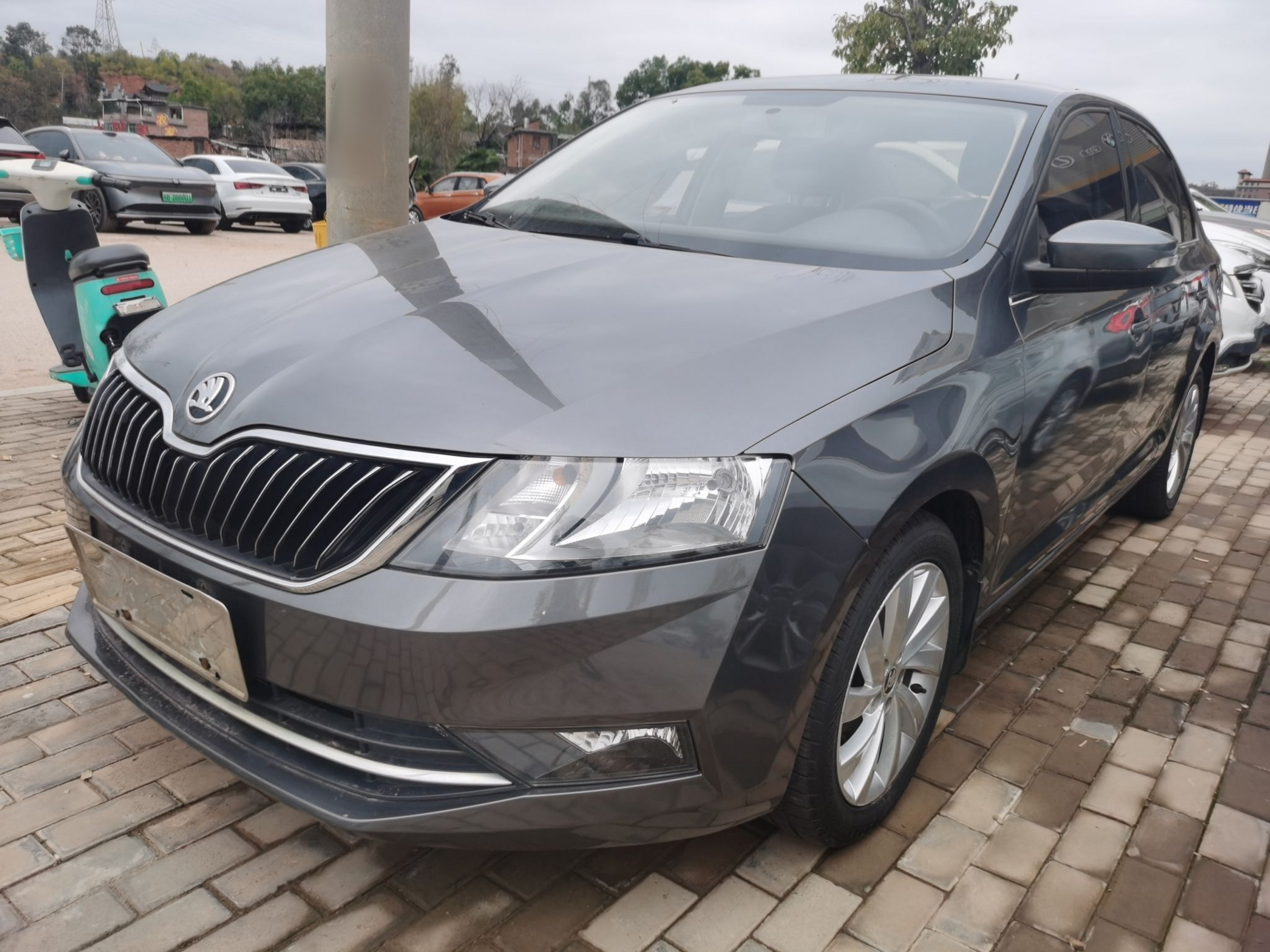 Под передней частью автомобиля