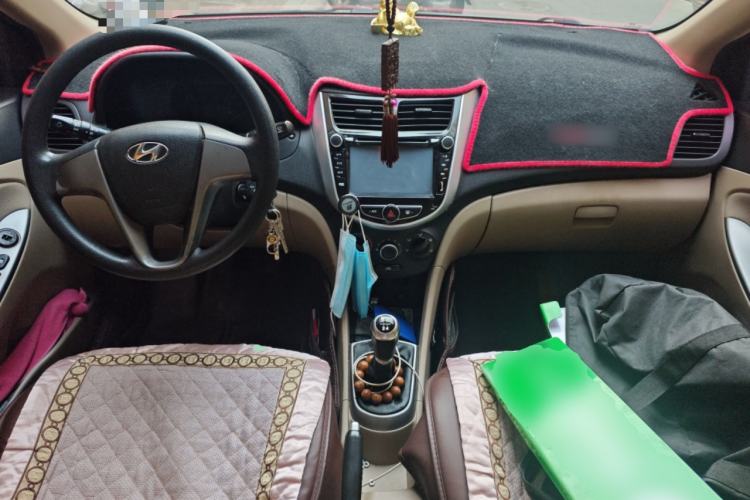 Used Hyundai Verna (older generation) 2014 1.4L Manual Smart GLS Trim Center Console