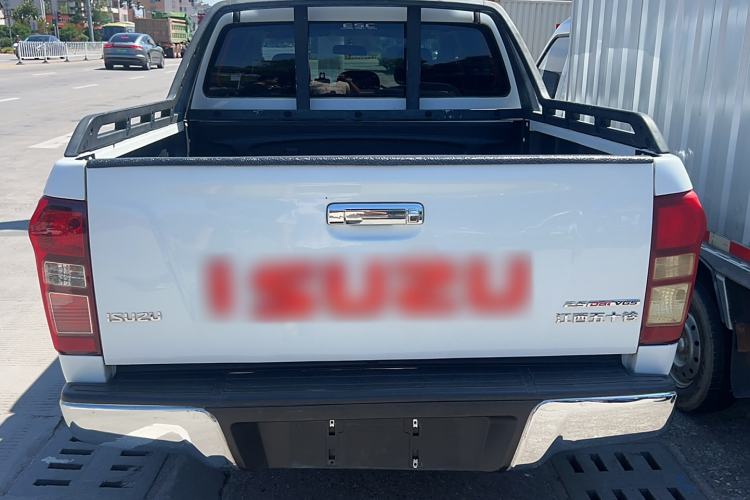 Used Isuzu D-MAX 2015 2.5T Four-Wheel Drive Automatic Ultra-Luxury Version 4JK1
