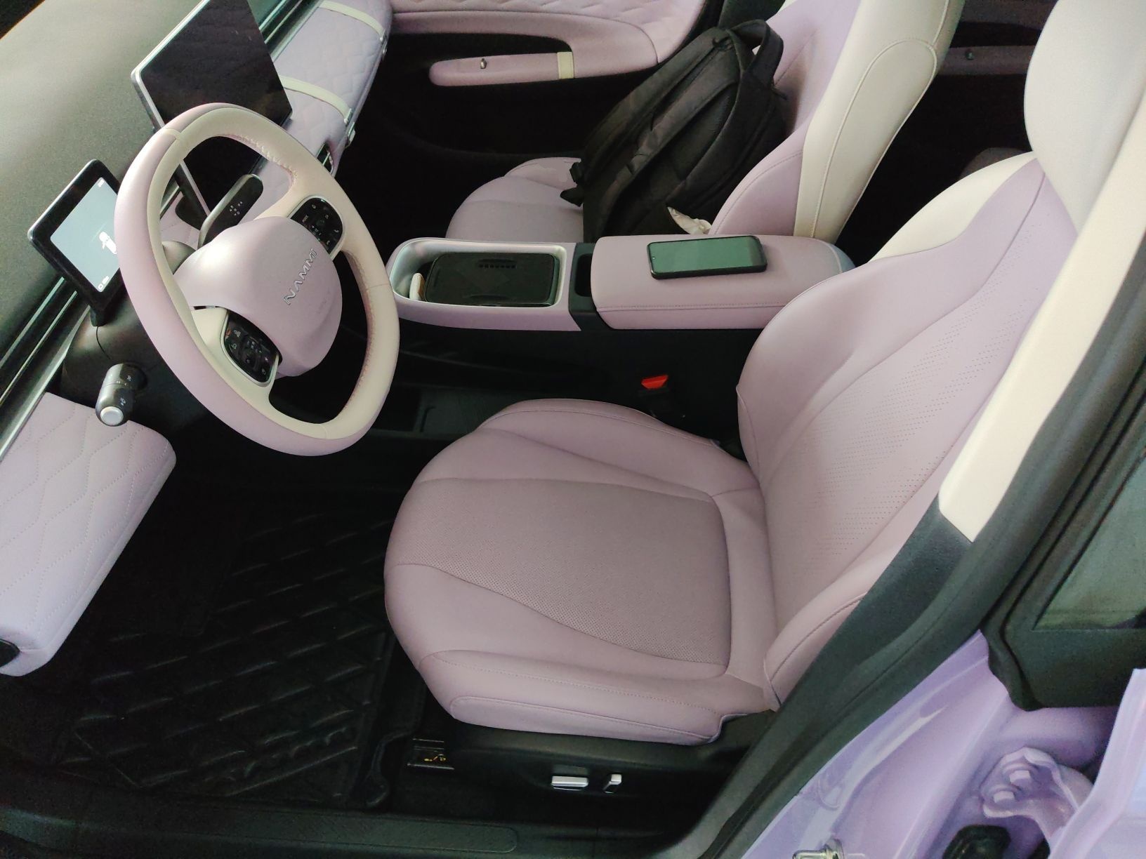 المقاعد الأمامية داخل السيارة