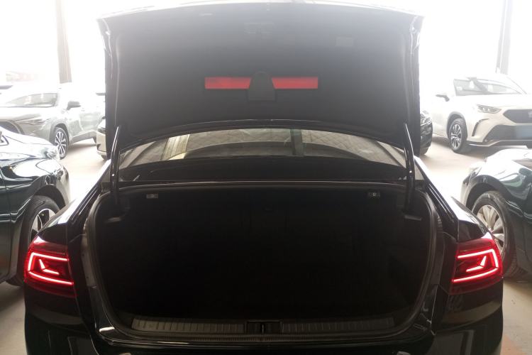 Used Volkswagen Magotan 2023 2 Million Units Limited Edition 330TSI DSG Leading Version Trunk