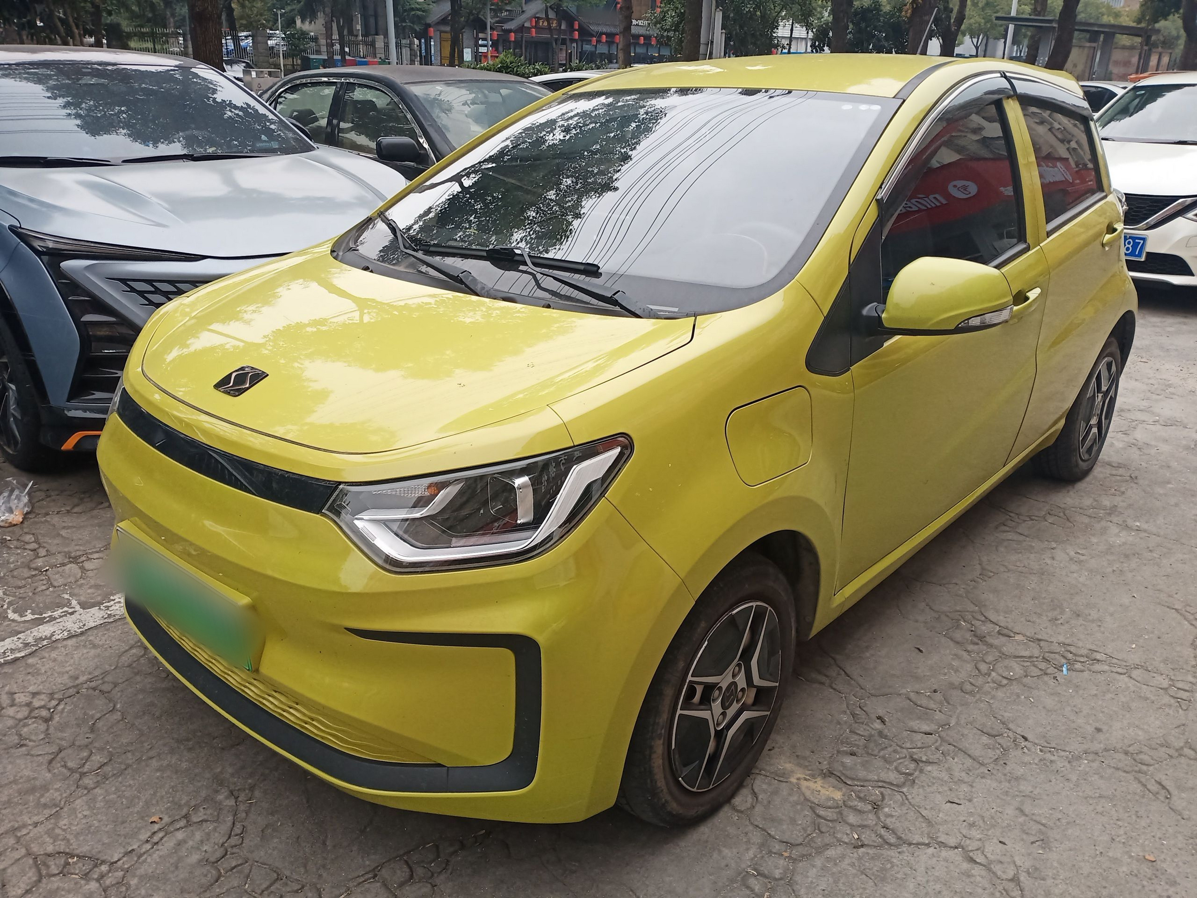 Под передней частью автомобиля