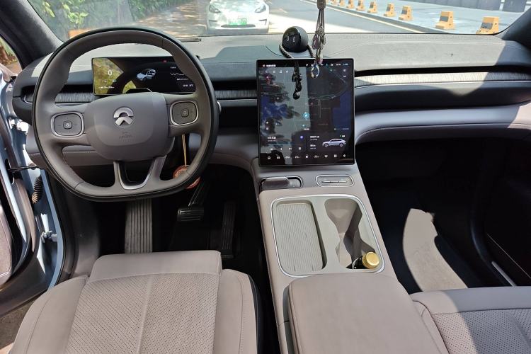 Used Nio EC6 2023 75 kWh Center Console