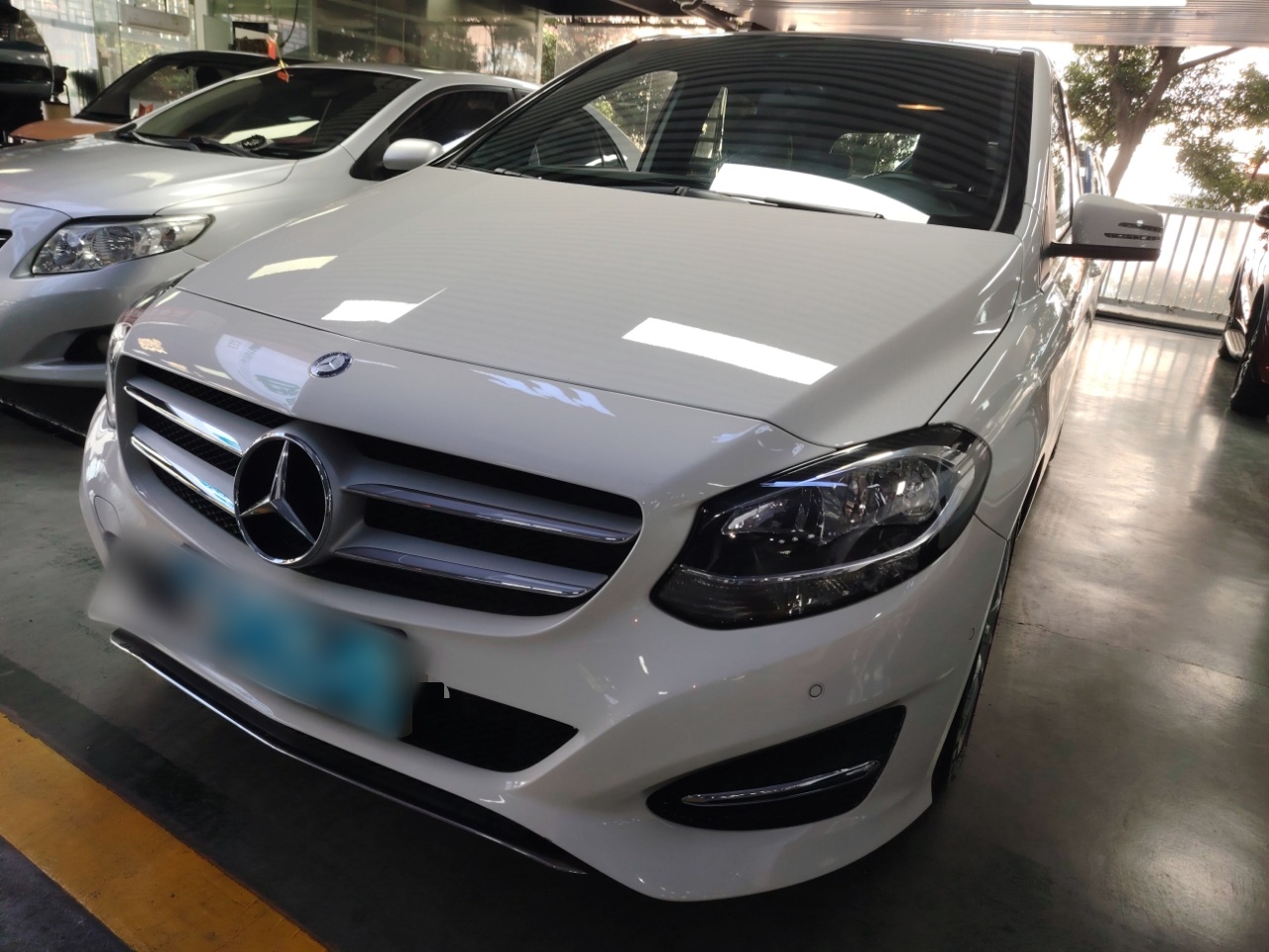 تحت مقدمة السيارة