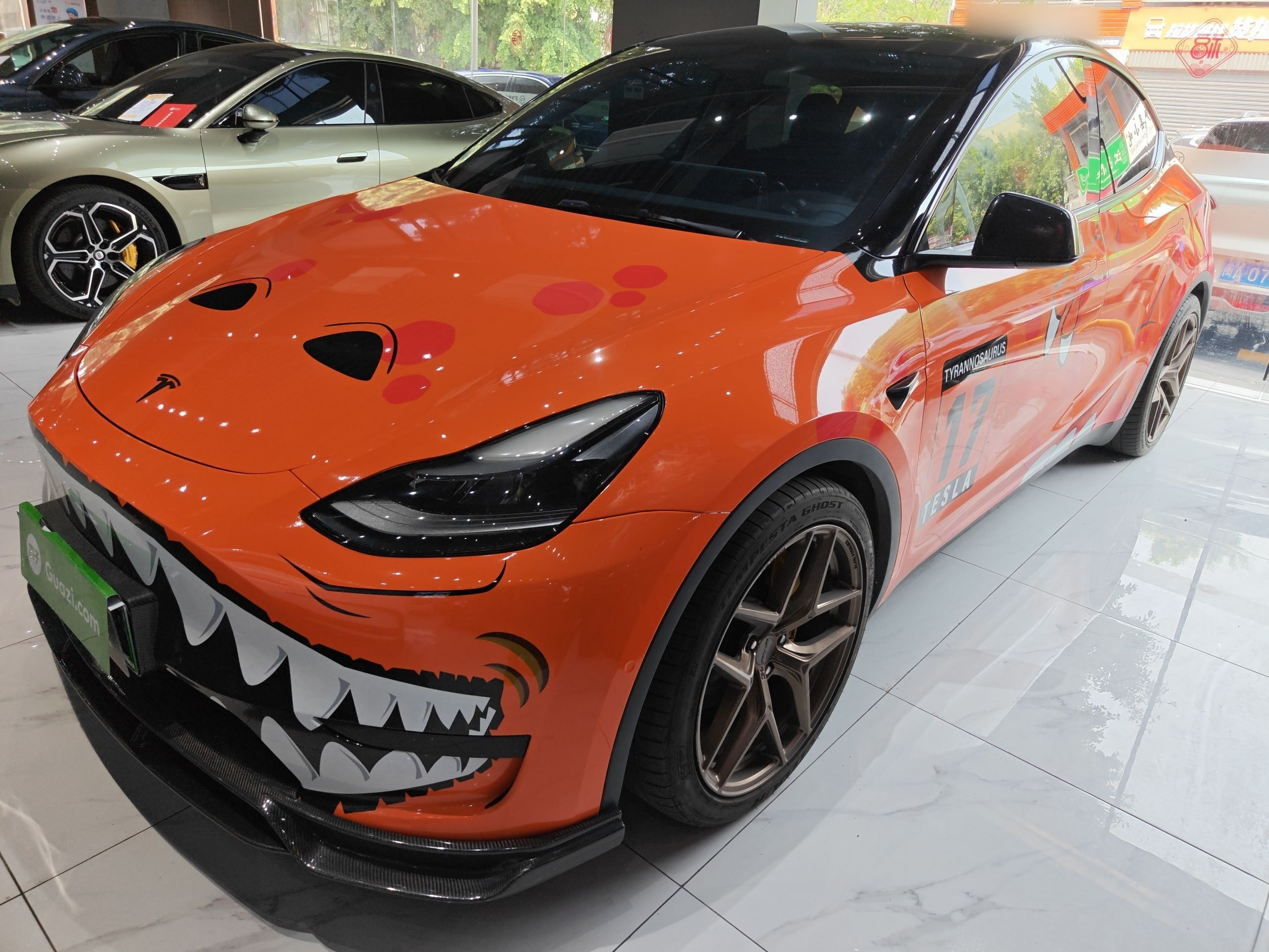 Под передней частью автомобиля