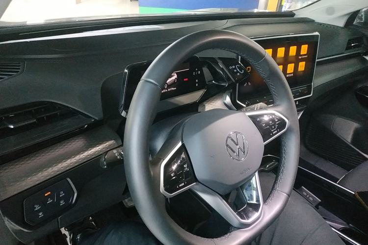 Used Volkswagen ID.6 X 2023 Pure Long-Range Version Center Console