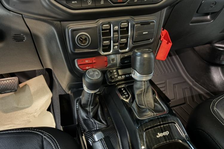 Used Jeep Wrangler 2019 2.0T Sahara Four-Door Version China VI Emission Standard
