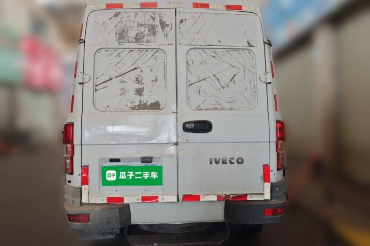 Used Iveco Daily 2017 2.8T V35 Box Truck 3 Seats 43S5
