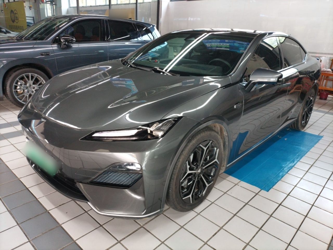 Под передней частью автомобиля