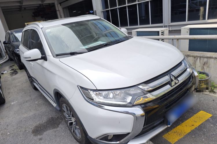 Used Mitsubishi Outlander 2018 2.0L Two-Wheel Drive Glory Edition 5 Seats Front Right 45 Deg