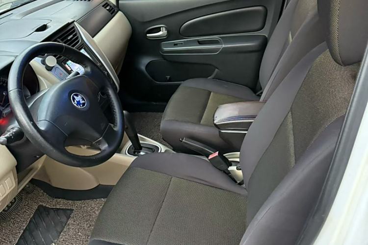 Used Venucia R50 2013 1.6L Automatic Fashion Edition
