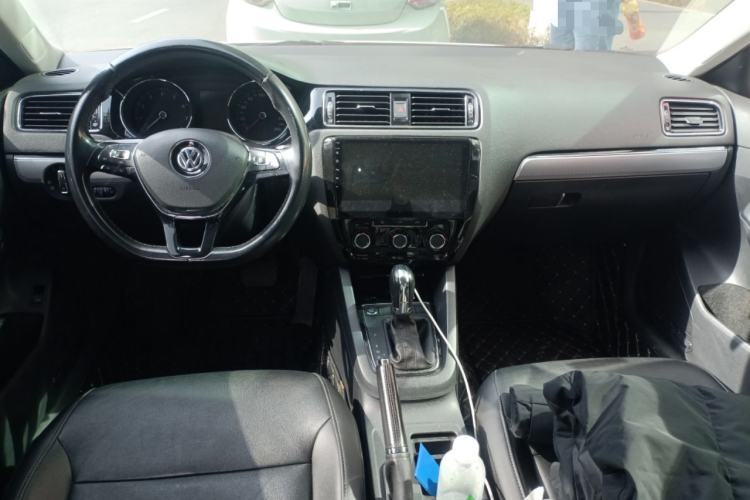 Used Volkswagen Sagitar 2018 1.6L Automatic Comfort Model Center Console