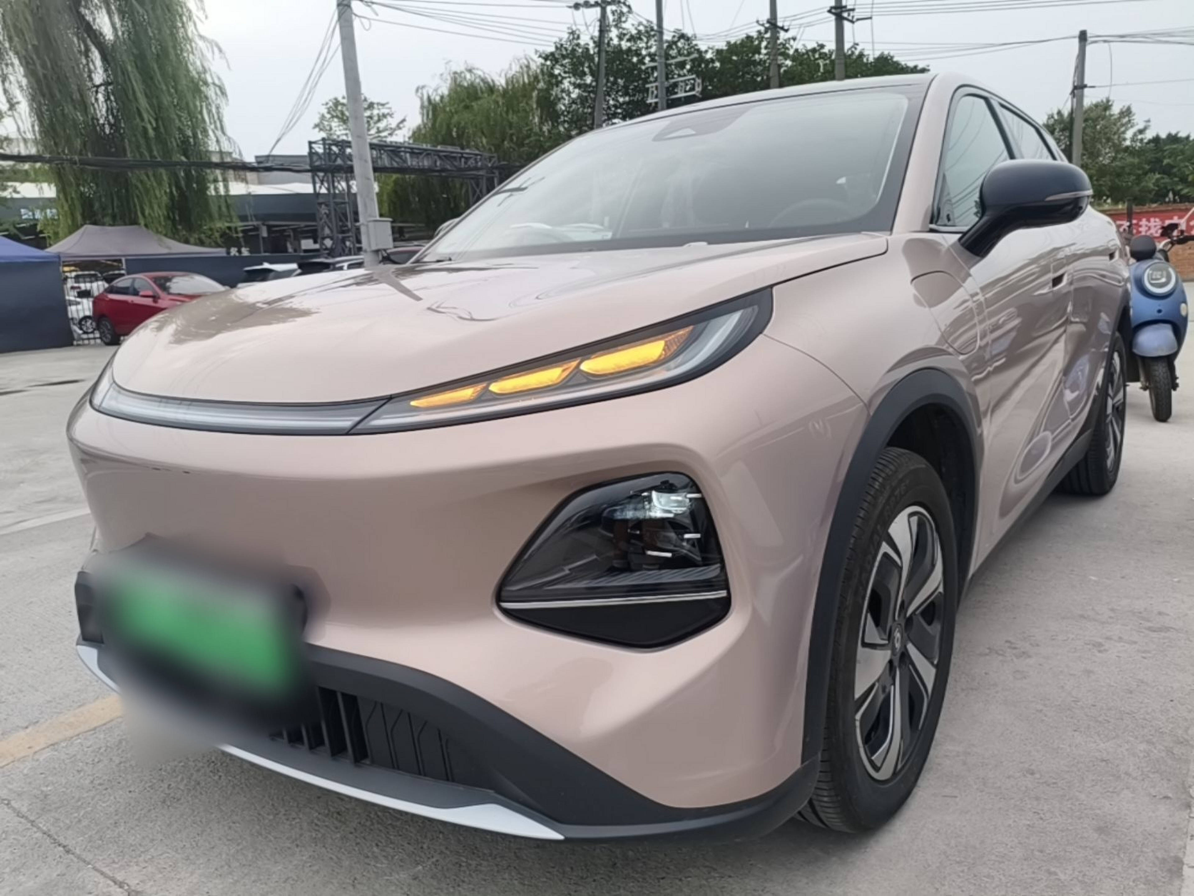 Под передней частью автомобиля