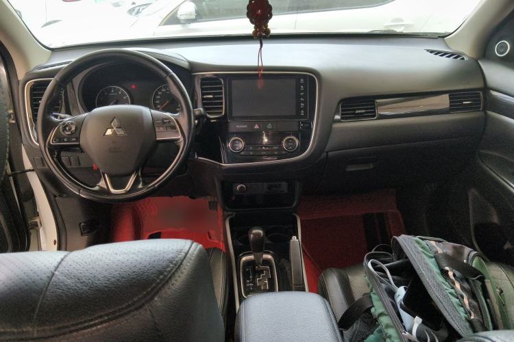 Used Mitsubishi Outlander 2018 2.0L Two-Wheel Drive Glory Edition 5 Seats Center Console