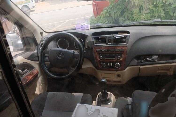 Used CHANGAN KAICHENG Ruixing M80 2018 1.5L Comfort Version Flat-Top Liftback 4G15S Center Console