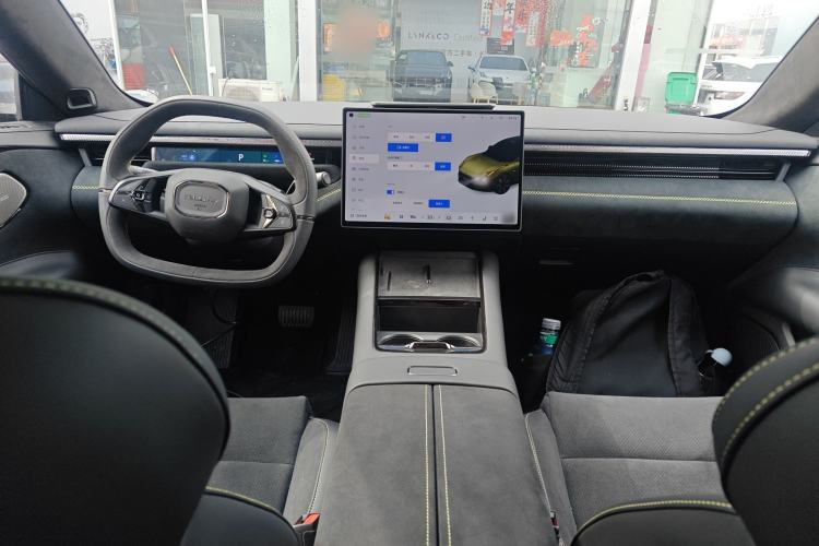 Used Lynk & Co 10 EM-P 2025 Model 240 All-Wheel Drive Ultra—Sport Edition Center Console