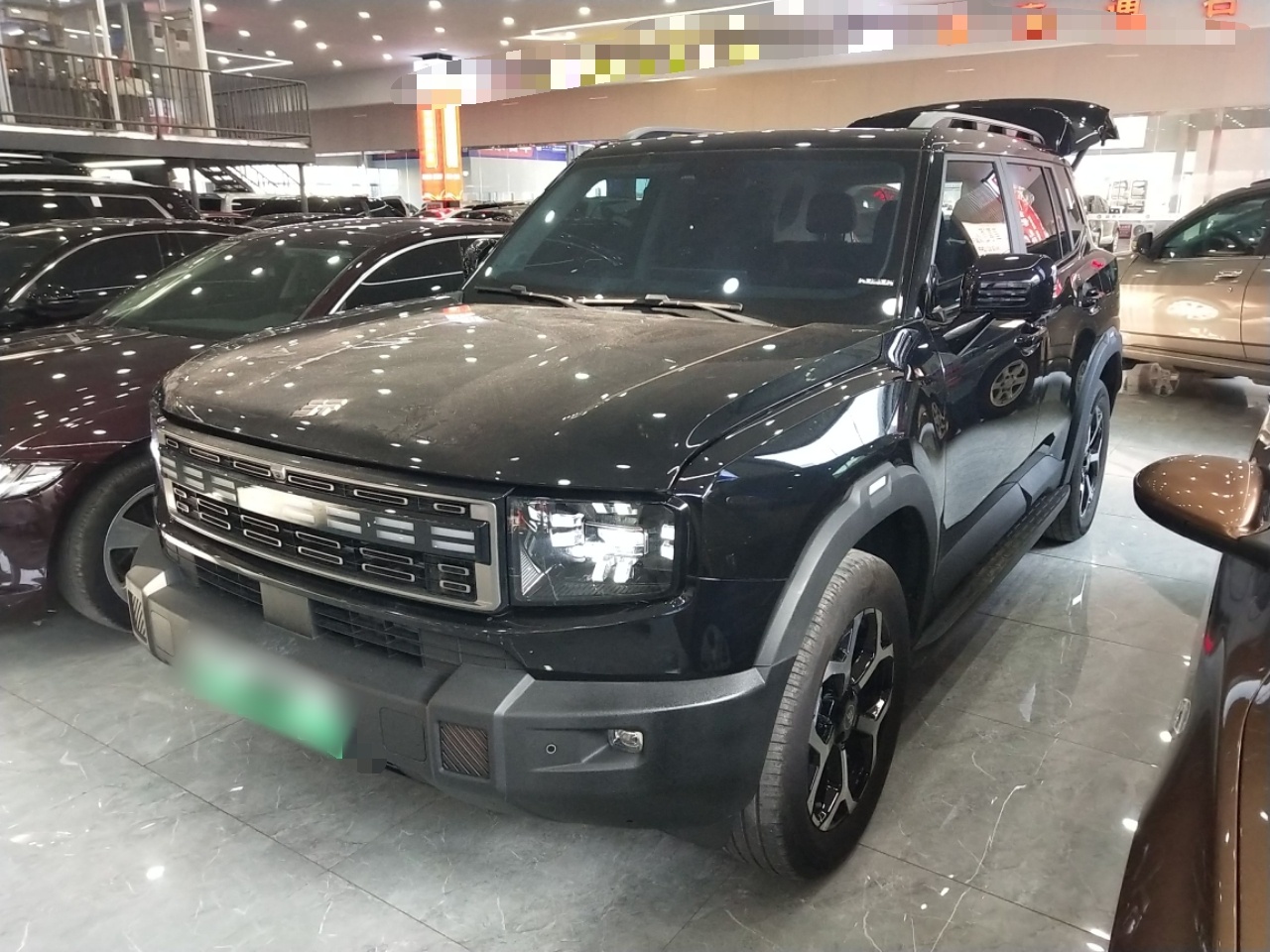 تحت مقدمة السيارة