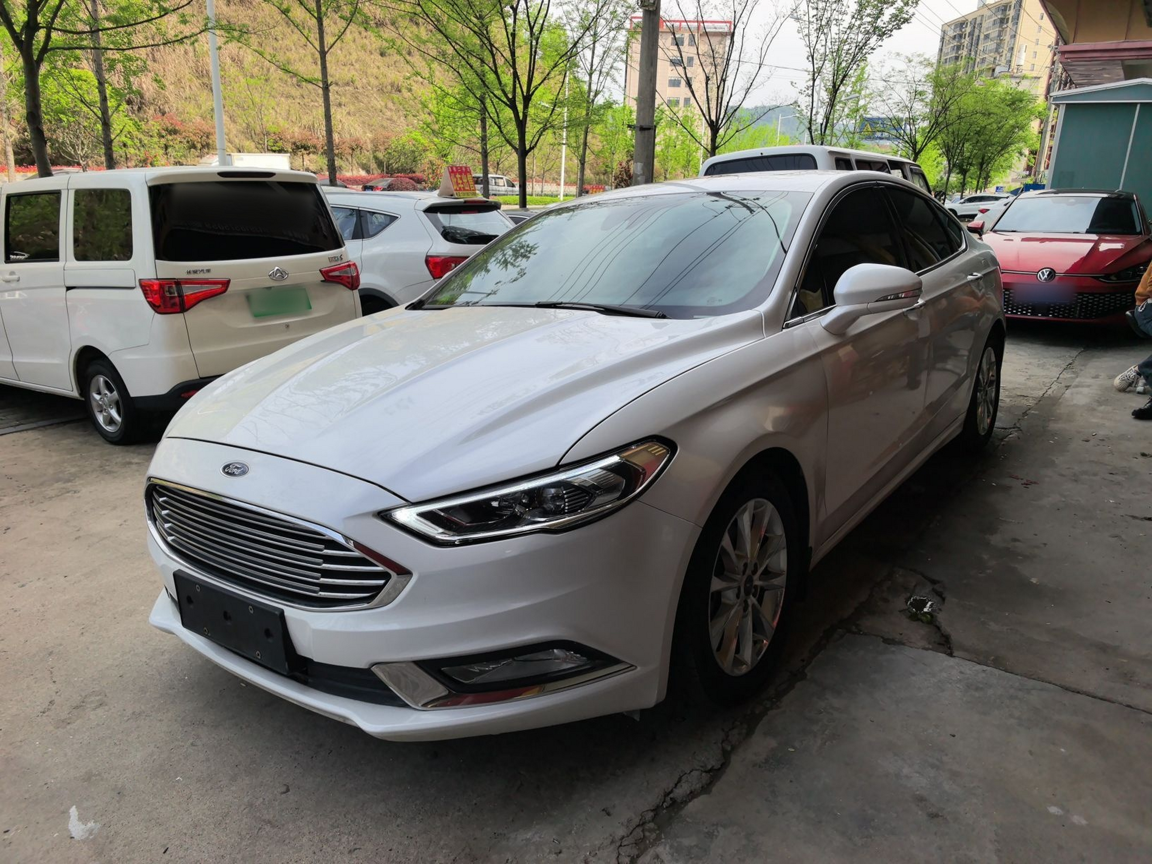 تحت مقدمة السيارة