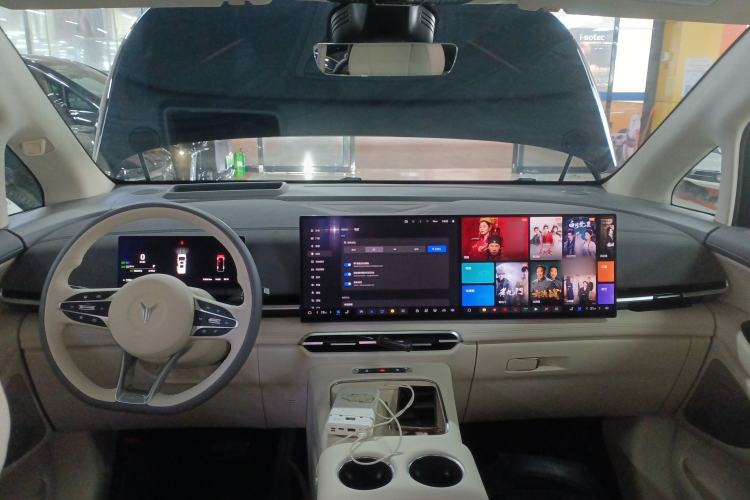 Used VOYAH Dream 2025 PHEV Four-Wheel-Drive Flagship Kunpeng Edition Center Console